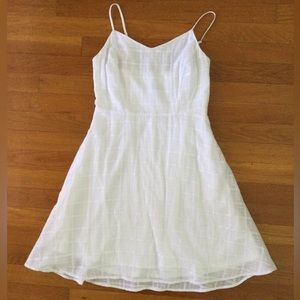 Old Navy white dress with straight line texture, size S petite, brand new